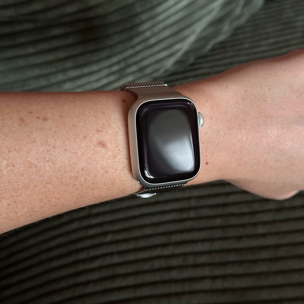 Apple Smart Watch Series 8 [GPS 41mm] Silver Aluminum w/ Silver Mesh Band - S/M